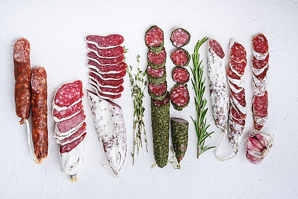 포토 JPG 해외이미지 건조 실내 마늘 종류 돼지고기 사람없음 하이앵글 소시지 흰배경 슬라이스 로즈메리 백리향 살라미 초리조 허브가루 해외포토 뷰포인트 백그라운드 채소 육류 내부 흰색 가공식품 가루 허브 파일형식