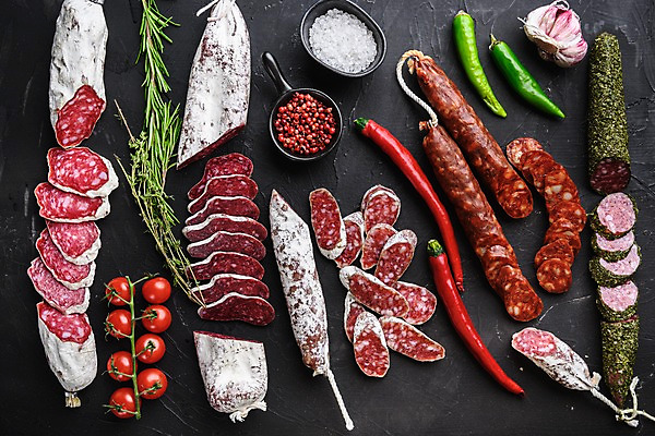 포토 JPG 해외이미지 방울토마토 검은배경 건조 실내 마늘 종류 돼지고기 사람없음 하이앵글 소시지 슬라이스 홍고추 소금 로즈메리 백리향 살라미 초리조 통후추 허브가루 해외포토 뷰포인트 백그라운드 토마토 채소 고추 육류 내부 검은색 가공식품 가루 허브 후추 파일형식