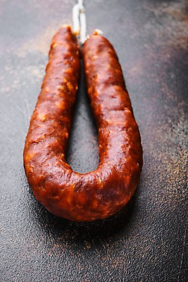 포토 JPG 해외이미지 검은배경 건조 실내 돼지고기 사람없음 한개 소시지 초리조 해외포토 1 백그라운드 육류 내부 검은색 가공식품 파일형식