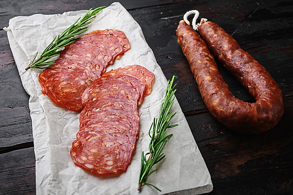 포토 JPG 해외이미지 건조 실내 돼지고기 사람없음 소시지 슬라이스 로즈메리 초리조 종이호일 나무배경 해외포토 백그라운드 육류 내부 가공식품 허브 파일형식