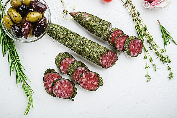 포토 JPG 해외이미지 건조 실내 돼지고기 사람없음 하이앵글 소시지 흰배경 슬라이스 로즈메리 백리향 살라미 올리브피클 허브가루 해외포토 뷰포인트 백그라운드 육류 내부 흰색 가공식품 가루 허브 파일형식