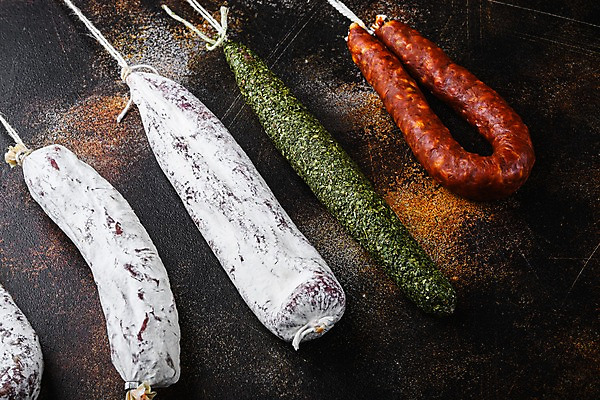 포토 JPG 해외이미지 줄 검은배경 건조 실내 종류 돼지고기 사람없음 소시지 살라미 초리조 허브가루 해외포토 백그라운드 육류 내부 검은색 가공식품 가루 파일형식