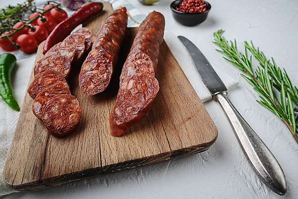 포토 JPG 해외이미지 방울토마토 건조 실내 돼지고기 사람없음 소시지 나이프 흰배경 슬라이스 홍고추 로즈메리 나무도마 초리조 통후추 해외포토 식기 백그라운드 토마토 고추 도마 육류 내부 목재 흰색 가공식품 칼 허브 후추 파일형식