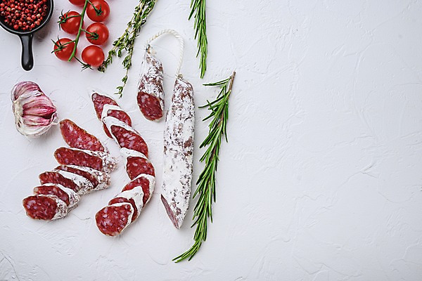 포토 JPG 해외이미지 방울토마토 건조 실내 마늘 돼지고기 사람없음 하이앵글 소시지 흰배경 슬라이스 로즈메리 백리향 살라미 통후추 카피스페이스 해외포토 뷰포인트 백그라운드 토마토 채소 육류 내부 공백 흰색 가공식품 허브 후추 파일형식