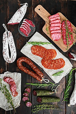 포토 JPG 해외이미지 검은배경 건조 실내 종류 돼지고기 사람없음 하이앵글 소시지 슬라이스 로즈메리 나무도마 돌판 백리향 살라미 초리조 허브가루 종이호일 해외포토 뷰포인트 백그라운드 도마 육류 내부 목재 검은색 돌_바위 가공식품 가루 허브 파일형식
