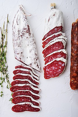 포토 JPG 해외이미지 건조 실내 돼지고기 사람없음 하이앵글 소시지 흰배경 슬라이스 백리향 살라미 초리조 해외포토 뷰포인트 백그라운드 육류 내부 흰색 가공식품 파일형식