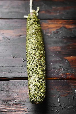 포토 JPG 해외이미지 건조 실내 돼지고기 사람없음 한개 소시지 살라미 허브가루 나무배경 해외포토 1 백그라운드 육류 내부 가공식품 가루 파일형식