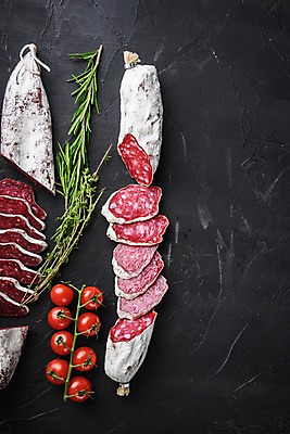 포토 JPG 해외이미지 방울토마토 검은배경 건조 실내 돼지고기 사람없음 소시지 슬라이스 로즈메리 백리향 살라미 카피스페이스 해외포토 백그라운드 토마토 육류 내부 검은색 공백 가공식품 허브 파일형식