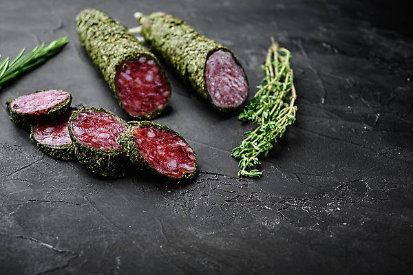 포토 JPG 해외이미지 검은배경 건조 실내 돼지고기 사람없음 소시지 슬라이스 로즈메리 백리향 살라미 허브가루 카피스페이스 해외포토 백그라운드 육류 내부 검은색 공백 가공식품 가루 허브 파일형식