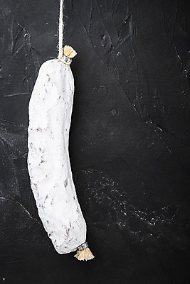 포토 JPG 해외이미지 줄 검은배경 건조 실내 돼지고기 사람없음 한개 소시지 살라미 카피스페이스 해외포토 1 백그라운드 육류 내부 검은색 공백 가공식품 파일형식