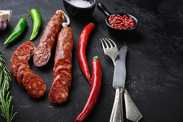 포토 JPG 해외이미지 포크 고추 검은배경 건조 실내 돼지고기 사람없음 소시지 나이프 슬라이스 홍고추 소금 로즈메리 초리조 통후추 해외포토 식기 백그라운드 채소 육류 내부 검은색 가공식품 칼 허브 후추 파일형식