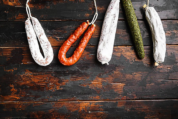 포토 JPG 해외이미지 줄 건조 실내 종류 돼지고기 사람없음 소시지 살라미 초리조 허브가루 카피스페이스 나무배경 해외포토 백그라운드 육류 내부 공백 가공식품 가루 파일형식