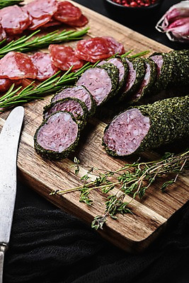 포토 JPG 해외이미지 검은배경 건조 실내 돼지고기 사람없음 소시지 나이프 슬라이스 로즈메리 나무도마 백리향 살라미 초리조 허브가루 해외포토 식기 백그라운드 도마 육류 내부 목재 검은색 가공식품 칼 가루 허브 파일형식