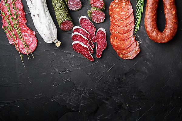 포토 JPG 해외이미지 검은배경 건조 실내 종류 돼지고기 사람없음 소시지 슬라이스 로즈메리 백리향 살라미 초리조 허브가루 카피스페이스 해외포토 백그라운드 육류 내부 검은색 공백 가공식품 가루 허브 파일형식