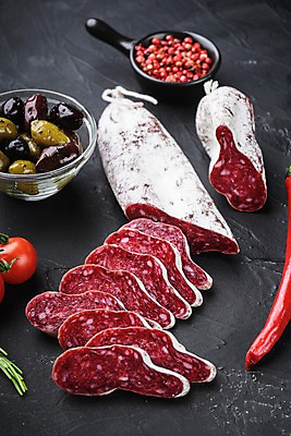 포토 JPG 해외이미지 방울토마토 검은배경 건조 실내 돼지고기 사람없음 소시지 슬라이스 홍고추 살라미 올리브피클 통후추 해외포토 백그라운드 토마토 고추 육류 내부 검은색 가공식품 후추 파일형식