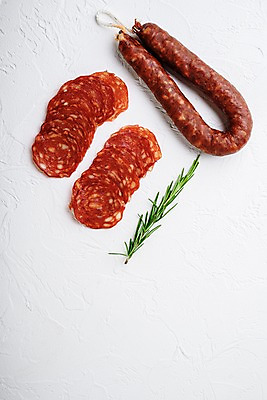 포토 JPG 해외이미지 건조 실내 돼지고기 사람없음 소시지 흰배경 슬라이스 로즈메리 초리조 카피스페이스 해외포토 백그라운드 육류 내부 공백 흰색 가공식품 허브 파일형식