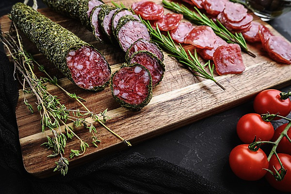 포토 JPG 해외이미지 방울토마토 검은배경 건조 실내 돼지고기 사람없음 소시지 슬라이스 로즈메리 나무도마 백리향 살라미 초리조 허브가루 해외포토 백그라운드 토마토 도마 육류 내부 목재 검은색 가공식품 가루 허브 파일형식