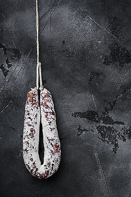 포토 JPG 해외이미지 줄 회색배경 건조 실내 매달리기 돼지고기 사람없음 한개 소시지 살라미 카피스페이스 해외포토 1 백그라운드 모션 육류 내부 공백 회색 가공식품 파일형식