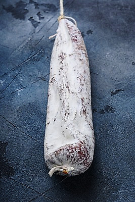 포토 JPG 해외이미지 건조 실내 돼지고기 사람없음 한개 소시지 파란배경 살라미 해외포토 1 백그라운드 육류 내부 파란색 가공식품 파일형식