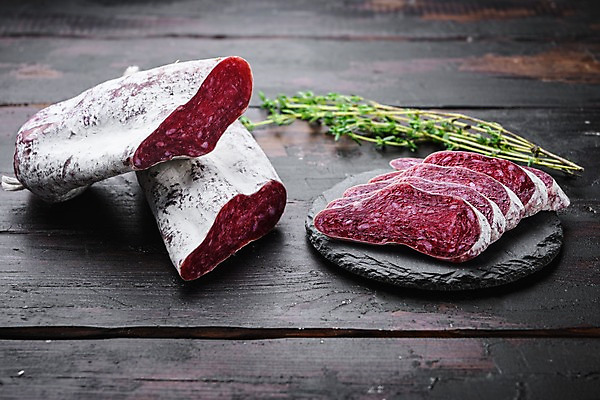 포토 JPG 해외이미지 건조 실내 돼지고기 사람없음 소시지 슬라이스 돌판 백리향 살라미 나무배경 해외포토 백그라운드 육류 내부 돌_바위 가공식품 파일형식