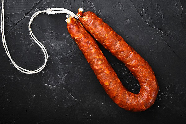 포토 JPG 해외이미지 줄 검은배경 건조 실내 돼지고기 사람없음 한개 소시지 초리조 해외포토 1 백그라운드 육류 내부 검은색 가공식품 파일형식