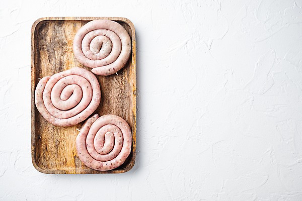 포토 JPG 해외이미지 식재료 실내 나선형 돼지고기 사람없음 소시지 흰배경 나무쟁반 카피스페이스 해외포토 백그라운드 무늬 쟁반 육류 내부 목재 공백 흰색 가공식품 파일형식