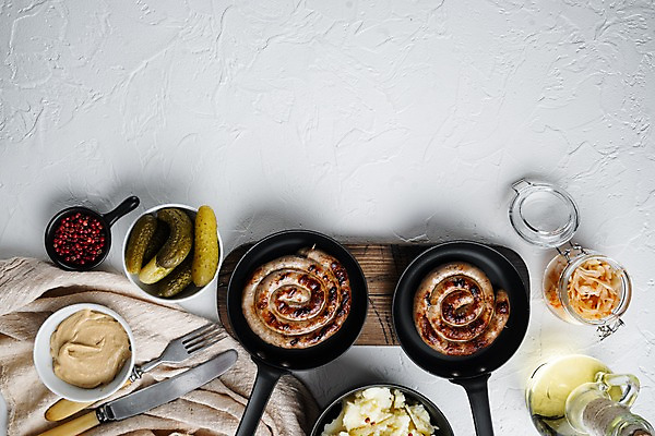 포토 JPG 해외이미지 접시 포크 유리병 실내 나선형 사람없음 하이앵글 식탁보 프라이팬 소스 소시지 나이프 올리브오일 흰배경 피클 감자샐러드 나무도마 통후추 카피스페이스 해외포토 식기 뷰포인트 백그라운드 무늬 주방용품 병_용기 도마 내부 목재 공백 샐러드 흰색 양념 가공식품 칼 기름_음식 후추 절임 파일형식