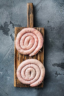 포토 JPG 해외이미지 식재료 회색배경 실내 나선형 돼지고기 사람없음 소시지 나무도마 해외포토 백그라운드 무늬 도마 육류 내부 목재 회색 가공식품 파일형식