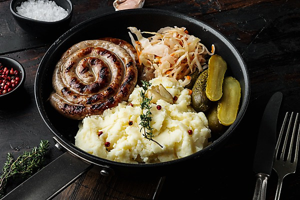 포토 JPG 해외이미지 포크 검은배경 실내 나선형 사람없음 프라이팬 소시지 나이프 양배추 피클 소금 감자샐러드 백리향 통후추 해외포토 식기 백그라운드 무늬 채소 주방용품 내부 검은색 샐러드 가공식품 칼 후추 절임 파일형식