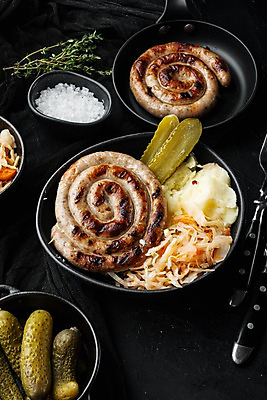 포토 JPG 해외이미지 그릇 검은배경 실내 나선형 사람없음 프라이팬 소시지 양배추 피클 소금 감자샐러드 백리향 해외포토 식기 백그라운드 무늬 채소 주방용품 내부 검은색 샐러드 가공식품 절임 파일형식