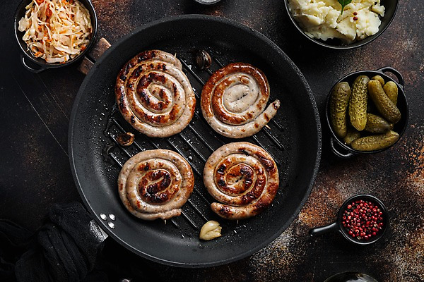 포토 JPG 해외이미지 그릇 검은배경 실내 나선형 사람없음 하이앵글 프라이팬 소시지 굽기 양배추 피클 감자샐러드 통후추 해외포토 식기 뷰포인트 백그라운드 무늬 채소 주방용품 내부 검은색 샐러드 가공식품 구이 후추 절임 파일형식