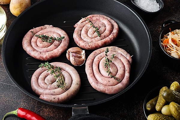 포토 JPG 해외이미지 식재료 검은배경 실내 나선형 마늘 사람없음 프라이팬 소시지 양배추 피클 홍고추 소금 백리향 해외포토 백그라운드 무늬 채소 고추 주방용품 내부 검은색 가공식품 절임 파일형식