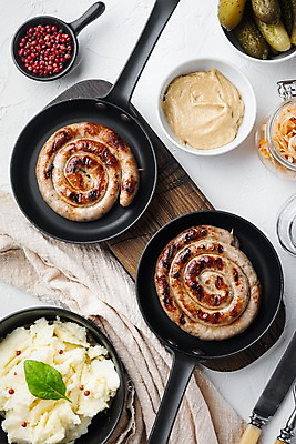 포토 JPG 해외이미지 그릇 실내 나선형 사람없음 식탁보 프라이팬 소시지 나이프 흰배경 피클 감자샐러드 나무도마 통후추 해외포토 식기 백그라운드 무늬 주방용품 도마 내부 목재 샐러드 흰색 가공식품 칼 후추 절임 파일형식