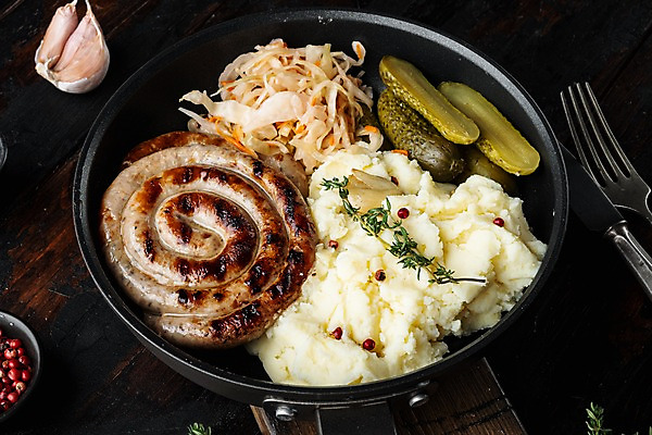 포토 JPG 해외이미지 포크 실내 나선형 마늘 사람없음 프라이팬 소시지 나이프 양배추 피클 감자샐러드 통후추 나무배경 해외포토 식기 백그라운드 무늬 채소 주방용품 내부 샐러드 가공식품 칼 후추 절임 파일형식