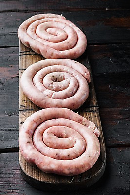 포토 JPG 해외이미지 식재료 실내 나선형 돼지고기 사람없음 소시지 일렬 나무도마 나무배경 해외포토 백그라운드 무늬 도마 육류 내부 목재 가공식품 파일형식