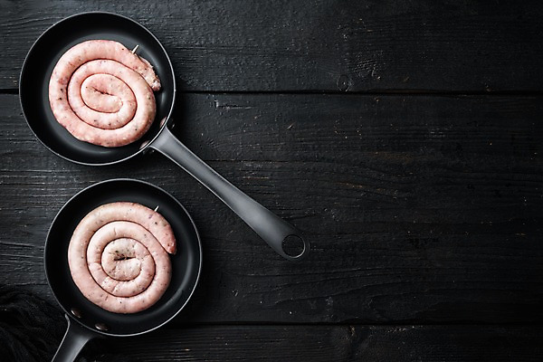 포토 JPG 해외이미지 식재료 검은배경 실내 나선형 돼지고기 사람없음 하이앵글 프라이팬 소시지 카피스페이스 해외포토 뷰포인트 백그라운드 무늬 주방용품 육류 내부 검은색 공백 가공식품 파일형식