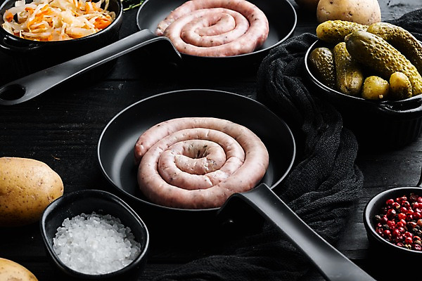 포토 JPG 해외이미지 그릇 식재료 검은배경 감자 실내 나선형 사람없음 프라이팬 소시지 양배추 피클 소금 통후추 해외포토 식기 백그라운드 무늬 채소 주방용품 내부 검은색 가공식품 후추 절임 파일형식