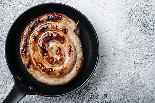 포토 JPG 해외이미지 회색배경 실내 나선형 돼지고기 사람없음 하이앵글 프라이팬 소시지 굽기 카피스페이스 해외포토 뷰포인트 백그라운드 무늬 주방용품 육류 내부 공백 회색 가공식품 구이 파일형식