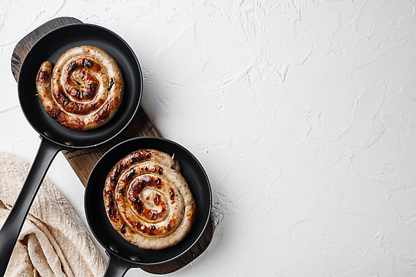 포토 JPG 해외이미지 실내 나선형 돼지고기 사람없음 하이앵글 식탁보 프라이팬 소시지 굽기 흰배경 나무도마 카피스페이스 해외포토 뷰포인트 백그라운드 무늬 주방용품 도마 육류 내부 목재 공백 흰색 가공식품 구이 파일형식