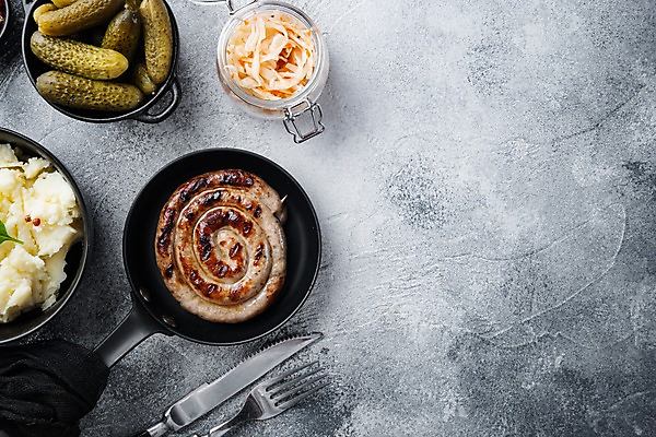 포토 JPG 해외이미지 그릇 포크 회색배경 유리병 실내 나선형 사람없음 하이앵글 프라이팬 소시지 나이프 양배추 피클 감자샐러드 카피스페이스 해외포토 식기 뷰포인트 백그라운드 무늬 채소 주방용품 병_용기 내부 공백 샐러드 회색 가공식품 칼 절임 파일형식