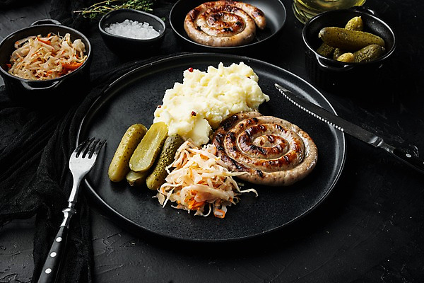 포토 JPG 해외이미지 그릇 접시 포크 검은배경 실내 나선형 사람없음 소시지 나이프 양배추 피클 소금 감자샐러드 플레이팅 해외포토 식기 백그라운드 무늬 채소 내부 검은색 샐러드 가공식품 칼 상차림 절임 파일형식