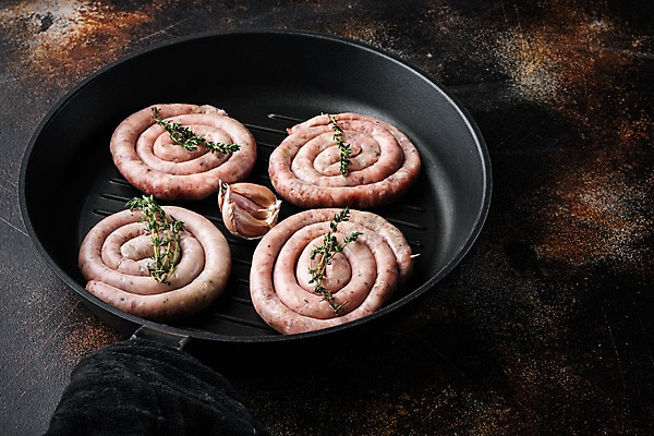 포토 JPG 해외이미지 식재료 실내 나선형 마늘 돼지고기 사람없음 프라이팬 소시지 백리향 나무배경 해외포토 백그라운드 무늬 채소 주방용품 육류 내부 가공식품 파일형식