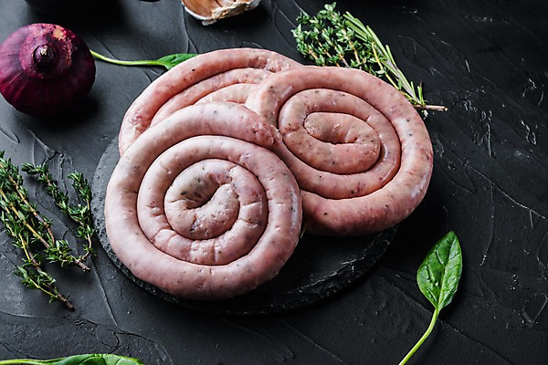 포토 JPG 해외이미지 식재료 검은배경 실내 나선형 돼지고기 사람없음 소시지 로즈메리 돌판 백리향 적양파 해외포토 백그라운드 무늬 양파 육류 내부 검은색 돌_바위 가공식품 허브 파일형식