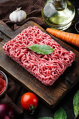 포토 JPG 해외이미지 식재료 방울토마토 실내 사람없음 당근 소고기 올리브오일 허브 바질 나무도마 다진고기 통마늘 다짐육 해외포토 식물 토마토 뿌리채소 도마 마늘 육류 내부 목재 기름_음식 파일형식