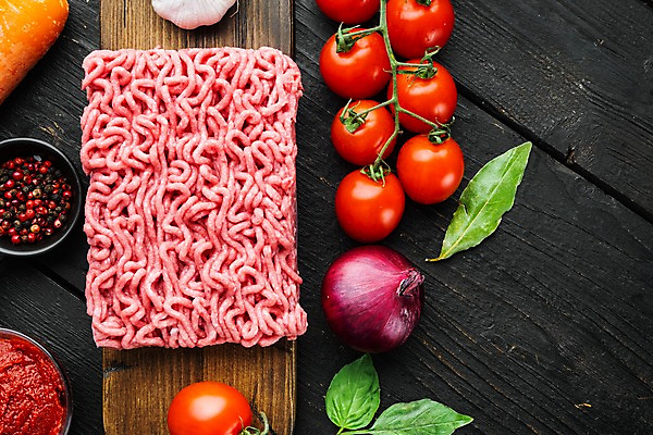 포토 JPG 해외이미지 식재료 방울토마토 검은배경 실내 사람없음 하이앵글 소고기 허브 바질 나무도마 다진고기 볼로네즈 적양파 통후추 다짐육 해외포토 식물 뷰포인트 백그라운드 토마토 양파 도마 육류 내부 목재 검은색 후추 파일형식