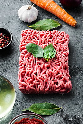 포토 JPG 해외이미지 식재료 회색배경 실내 사람없음 당근 소고기 올리브오일 허브 바질 다진고기 통마늘 통후추 다짐육 해외포토 식물 백그라운드 뿌리채소 마늘 육류 내부 회색 기름_음식 후추 파일형식