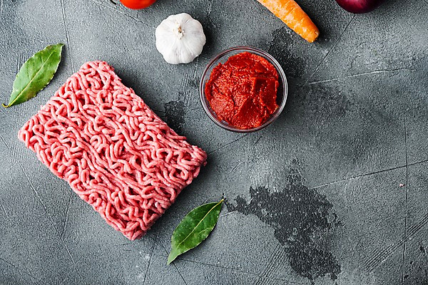 포토 JPG 해외이미지 식재료 회색배경 실내 사람없음 당근 소고기 허브 바질 다진고기 볼로네즈 통마늘 다짐육 해외포토 식물 백그라운드 뿌리채소 마늘 육류 내부 회색 파일형식