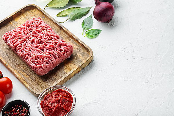 포토 JPG 해외이미지 식재료 실내 사람없음 소고기 허브 흰배경 바질 나무쟁반 다진고기 볼로네즈 적양파 통후추 다짐육 카피스페이스 해외포토 식물 백그라운드 양파 쟁반 육류 내부 목재 공백 흰색 후추 파일형식