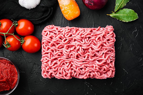 포토 JPG 해외이미지 식재료 방울토마토 검은배경 실내 사람없음 하이앵글 당근 소고기 허브 바질 다진고기 볼로네즈 다짐육 해외포토 식물 뷰포인트 백그라운드 토마토 뿌리채소 육류 내부 검은색 파일형식