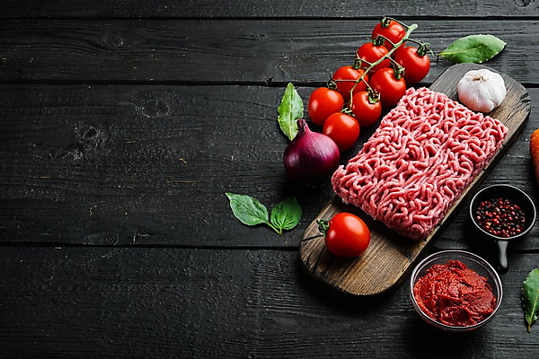 포토 JPG 해외이미지 식재료 방울토마토 검은배경 실내 사람없음 소고기 허브 바질 나무도마 다진고기 볼로네즈 통마늘 통후추 다짐육 카피스페이스 해외포토 식물 백그라운드 토마토 도마 마늘 육류 내부 목재 검은색 공백 후추 파일형식